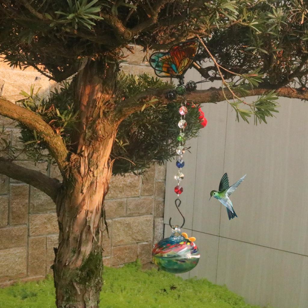 Venkovní zahradní závěsné krmítko pro ptáky ve tvaru motýla z jedné malované skleněné koule