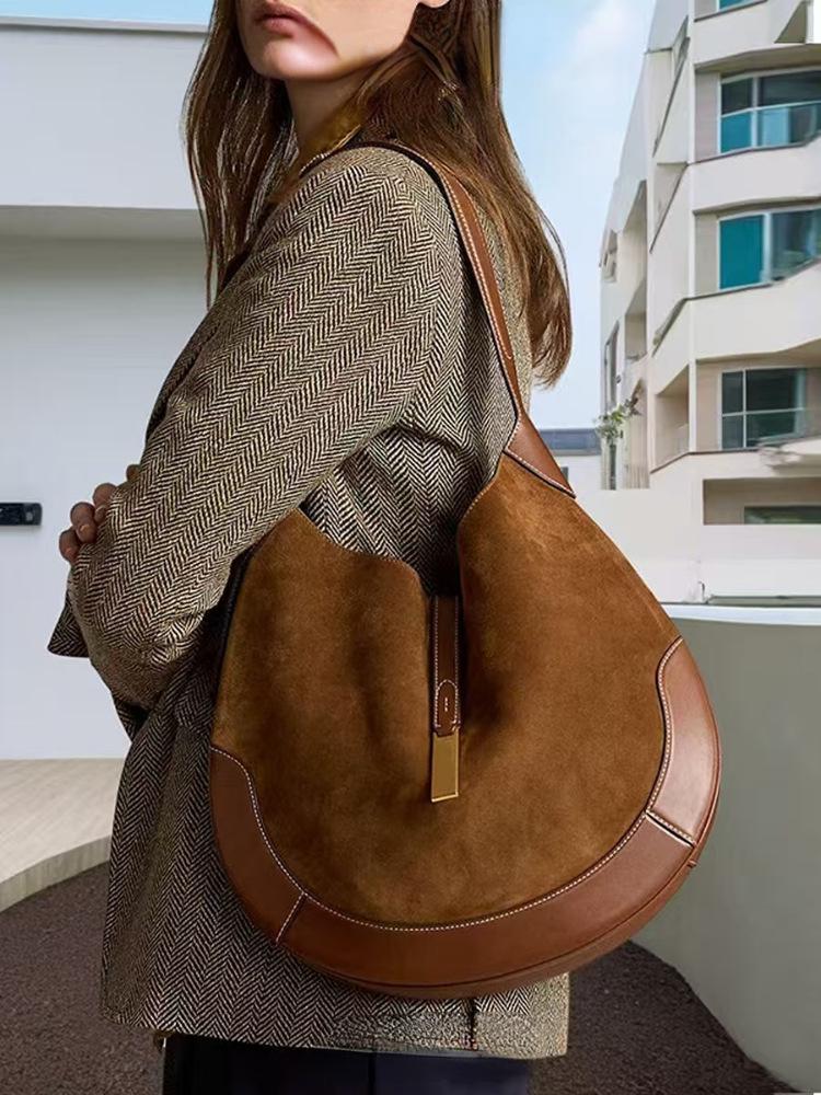 Borsa a Mezzaluna in Pelle Scamosciata Retrò: Borsa a tracolla monospalla di grande capacità