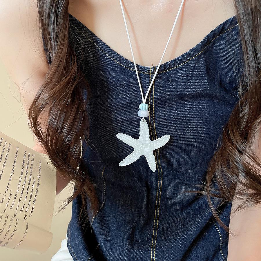 שרשרת בוהמית וינטג' עם גדילים לקפה, תליון פרפר אתני, שרשרת סוודר 2025.