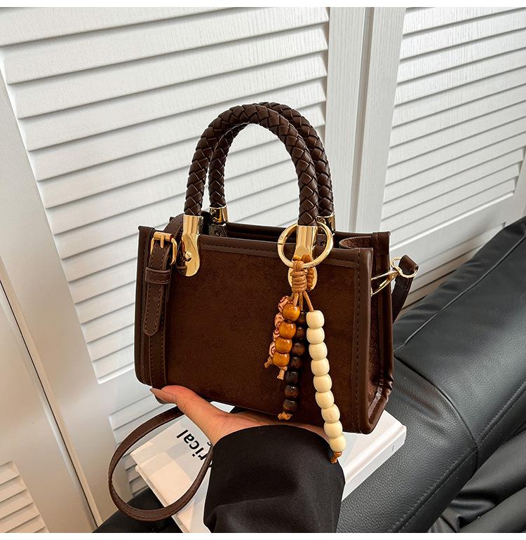 

Retro foreign niche design bag women s 2025 new popular versatile messenger bag fashionable portable small square bag