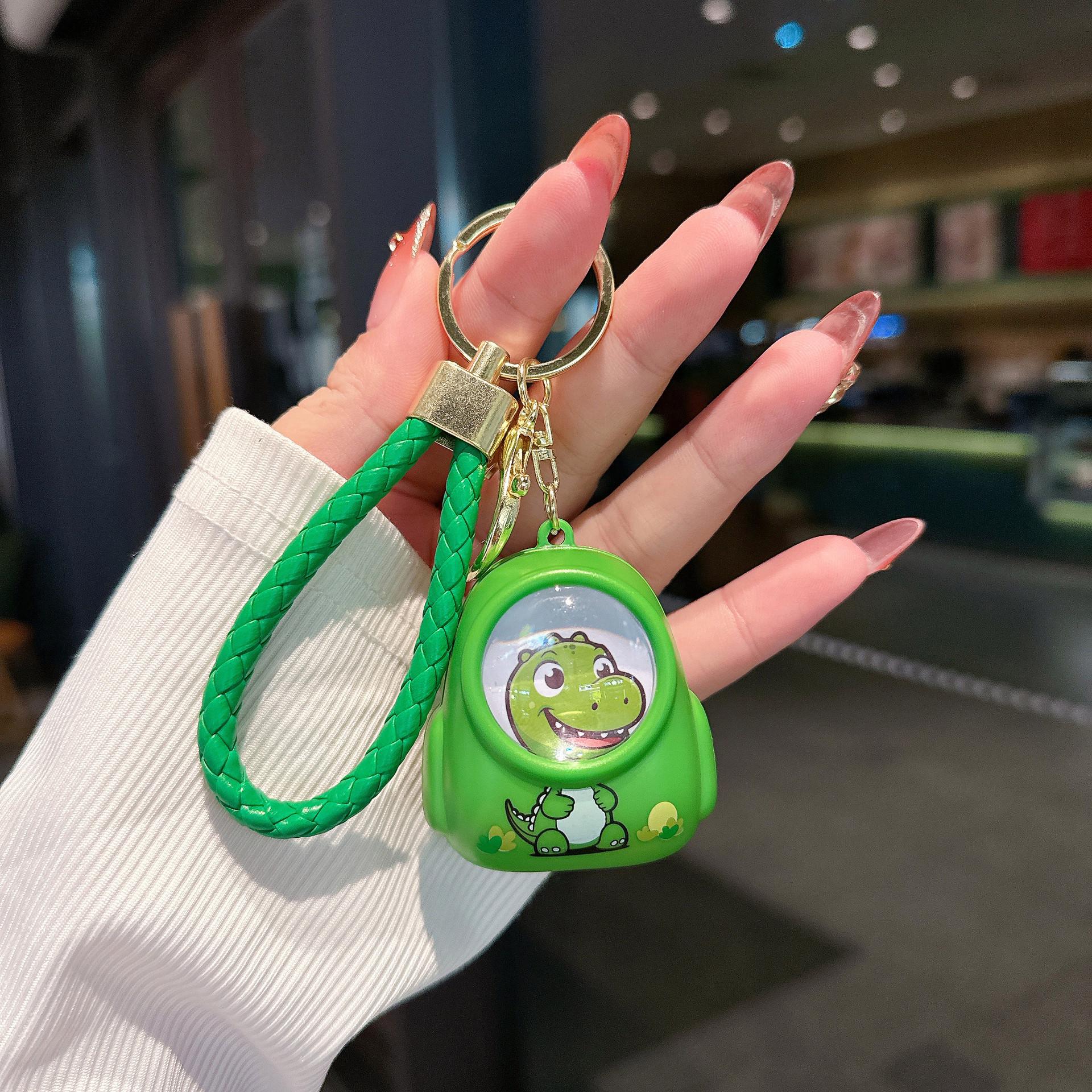 Милый брелок-ночник в виде панды и капибары — светящаяся подвеска на сумку и подарочное украшение.