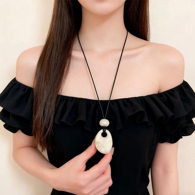 Vintage Colorful Dyeing Resin Necklaces for Women Fashion Simple Oval Pendant Sweater Chain Necklaces Winter Jewelry