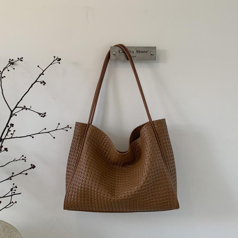 

2025 new fashion solid color large capacity high value casual simple retro tote bag shoulder handbag women коричневый