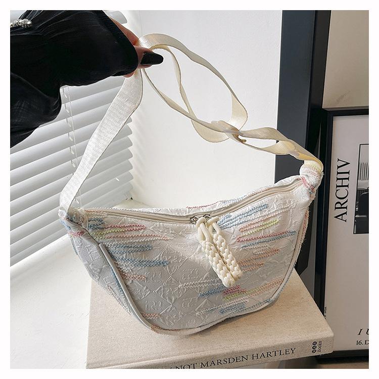 

New foreign style commuting texture nylon cloth dumpling bag simple temperament fashionable shoulder messenger bag белый