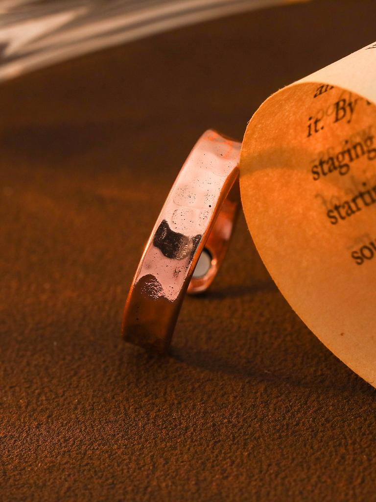 Miedziany Magnes Retro Pierścionek Modowy Atmosferyczny Wysoki Smak Wygrawerowany Wzór Totem Otwierany Pierścionek