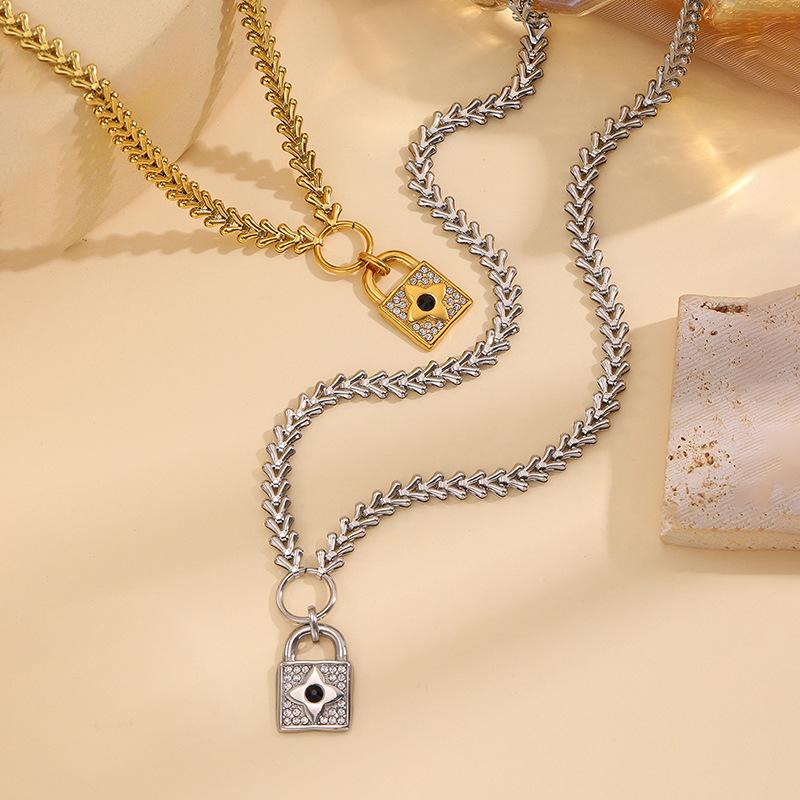 European and American light luxury lock with diamond pendant, four-leaf clover necklace, women's fashion high-end temperament, love collarbone chain