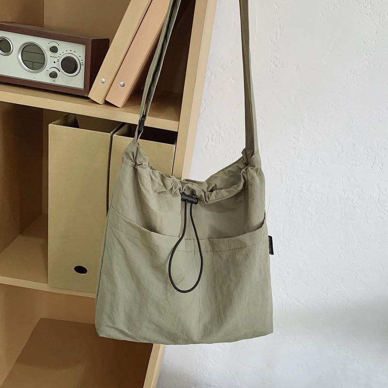 Summer new large-capacity nylon drawstring pleated shoulder bag travel leisure messenger bucket bag