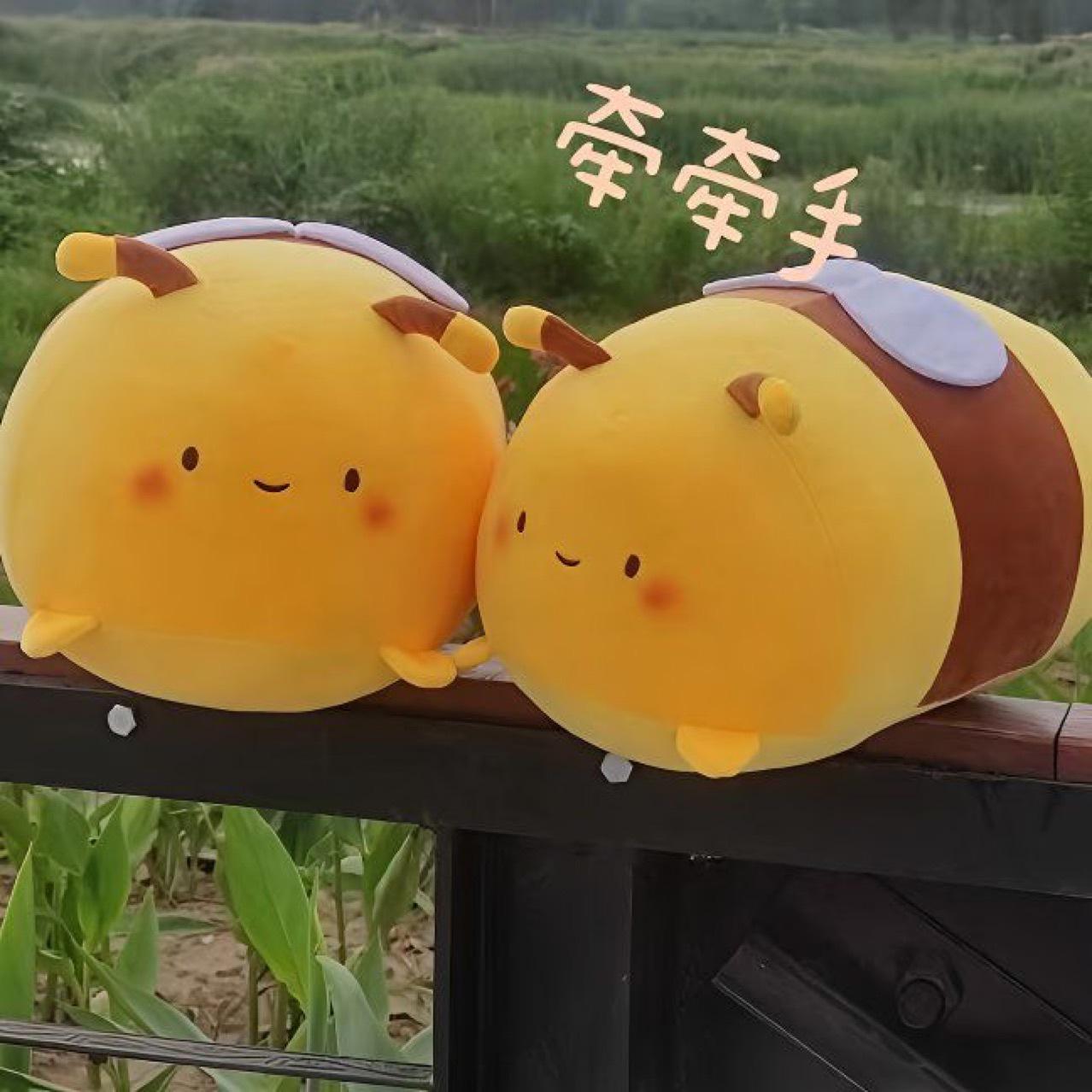 

Super Soft Little Bee Plush Toy: Cute Insect Series Doll Pillow, Perfect for Bedtime Hugs & Girls Birthday or Qixi Festival Gift 30CM [Skin-Friendly Plush + 9D Down Cotton]