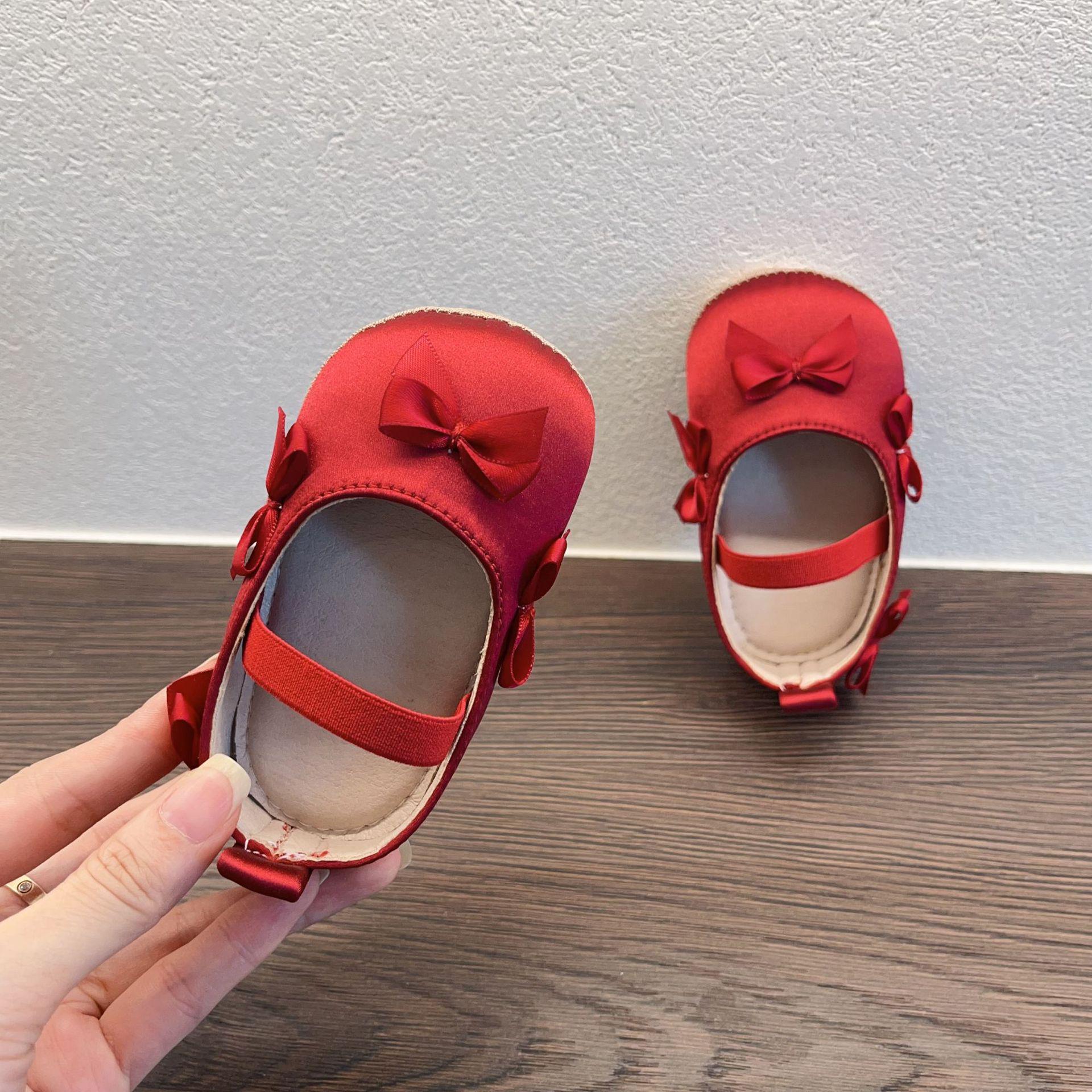 

Festive Red Baby Shoes: Soft Sole with Bow, 0-2 Years, Anti-Drop, Elastic Fit for Weddings and Christmas S (Inner length 11cm)