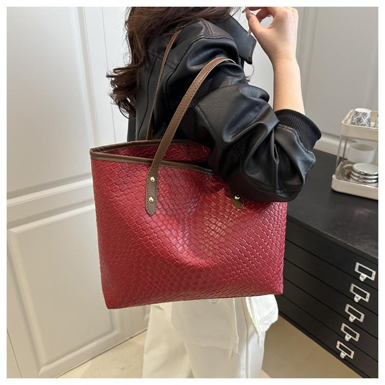 Minimalist Large Capacity Woven Handheld Tote Bag For Daily Use In Pu Material