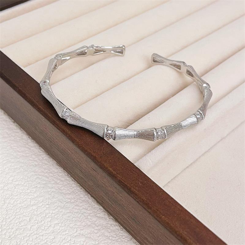 Браслет с открывающимся шарниром в стиле легкой роскоши, бамбук, матовый дизайн, ретро, продвинутое ощущение, элегантный темперамент, браслет в холодном стиле