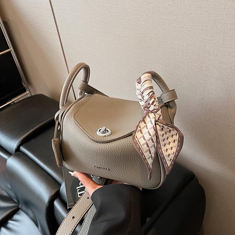 

Niche bag women s new versatile fashion shoulder bag popular commuter messenger bag