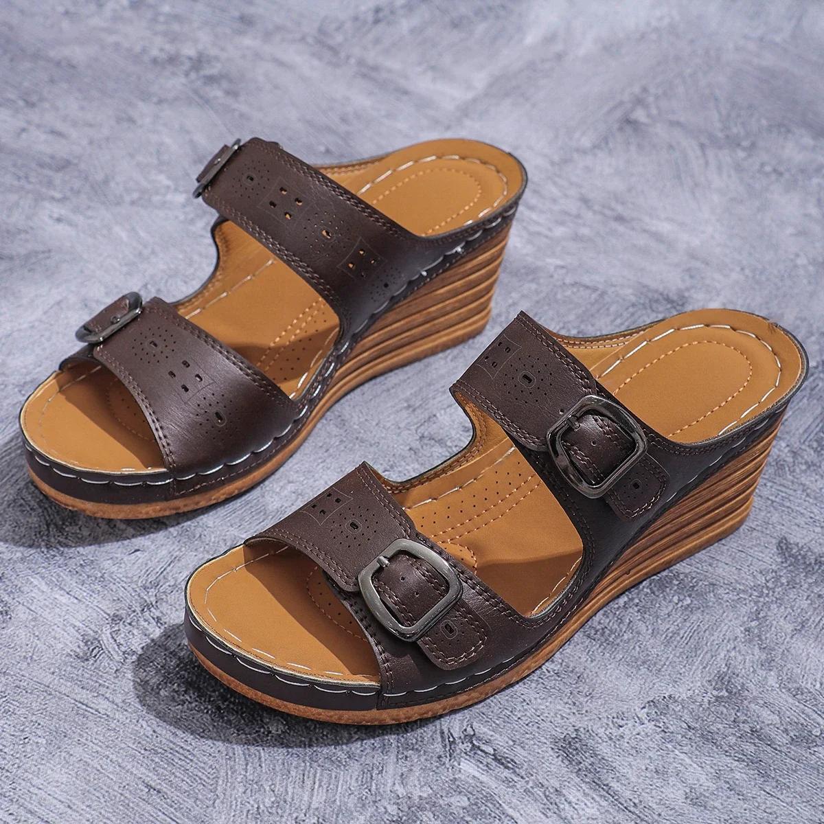 Модные летние женские туфли на танкетке на платформе — фото 10