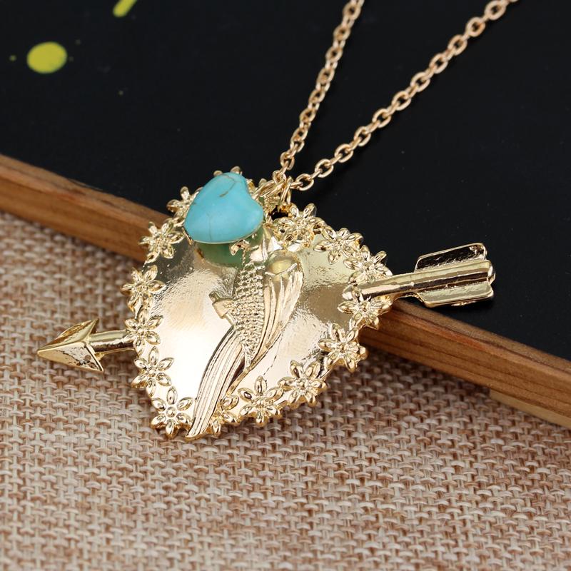 A two-way parrot pendant necklace, suitable for everyday wear.