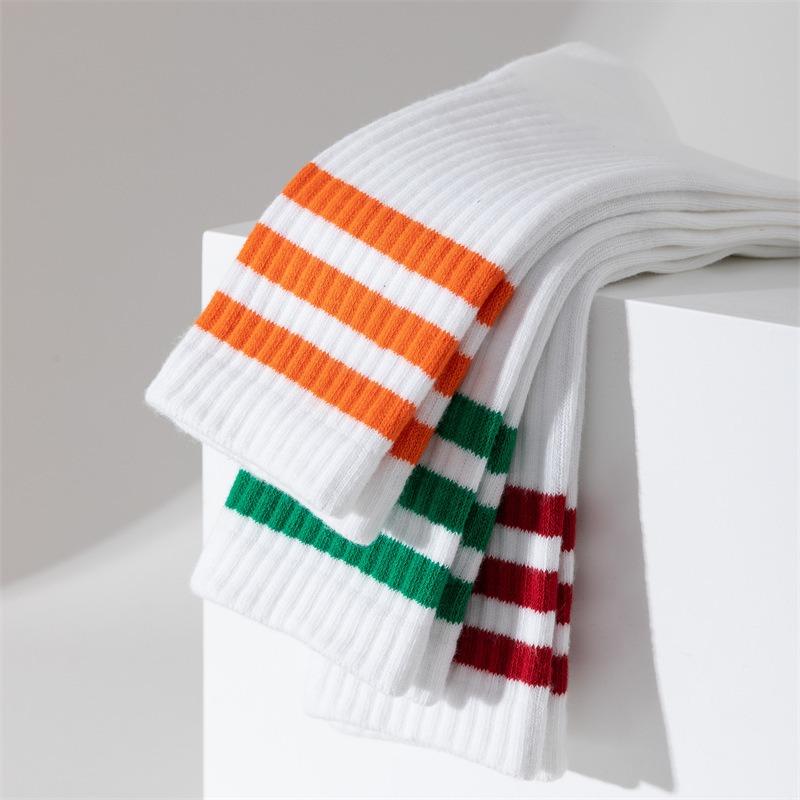 Drei-Streifen Sport Laufsocken, Herrensocken, Gestreifte College Lange Socken, Frotteesocken