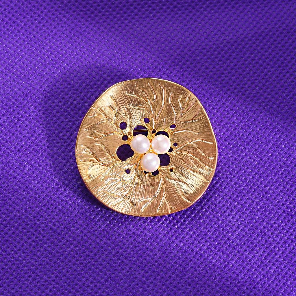 Gold-Plated Freshwater Pearl Lotus Leaf Brooch: Vintage Round Hollow Pin