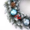 Künstlicher Weihnachtskranz mit künstlichen grünen Blättern, festliche Girlande im Landhausstil
