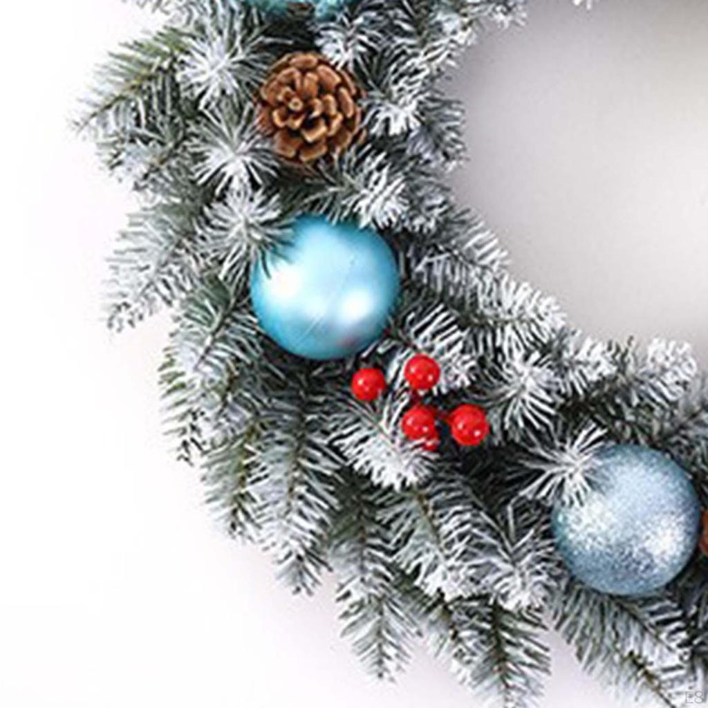 Künstlicher Weihnachtskranz mit künstlichen grünen Blättern, festliche Girlande im Landhausstil