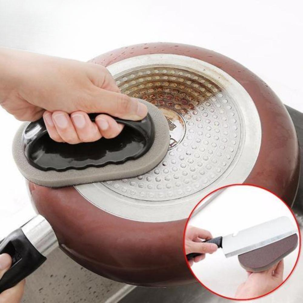 Bringing The Handle Diamond Sponge Wipe The Bottom of The Pan with Black Stains To Remove The Dirt To Pollute The Sponge Sand Block
