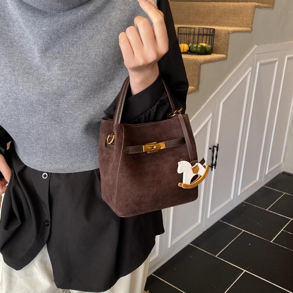 Zamszowa torba typu tote bucket w stylu koreańskim - Damska modna jesienna torba crossbody na ramię z kolorowym blokowaniem 2025