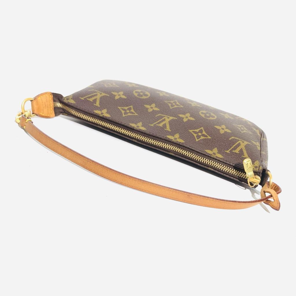 [Pre-Owned] Pochette Monogram Zip Closure PVC Handbag - Very Good #1ENG97O