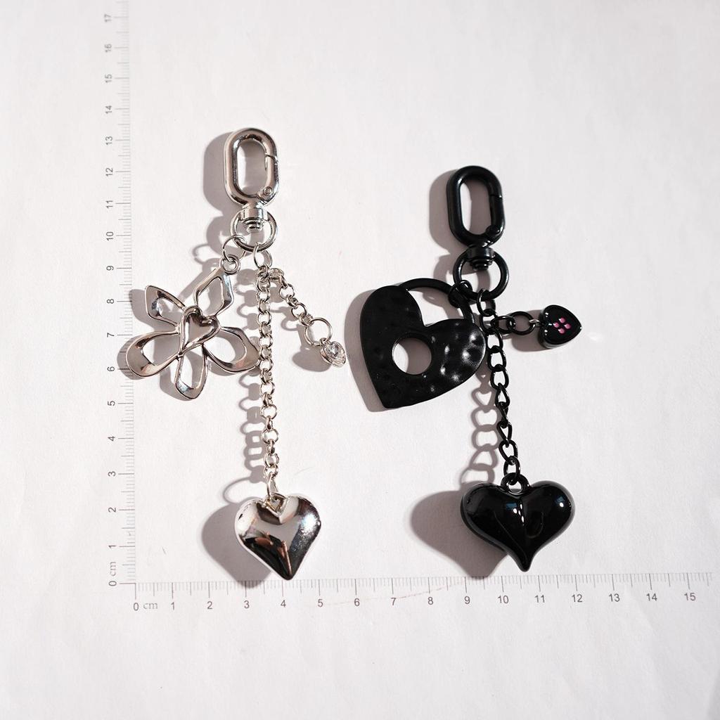 Cute Four-Leaf Clover Heart Keychain Pendant - Small Gift Car Backpack Charm