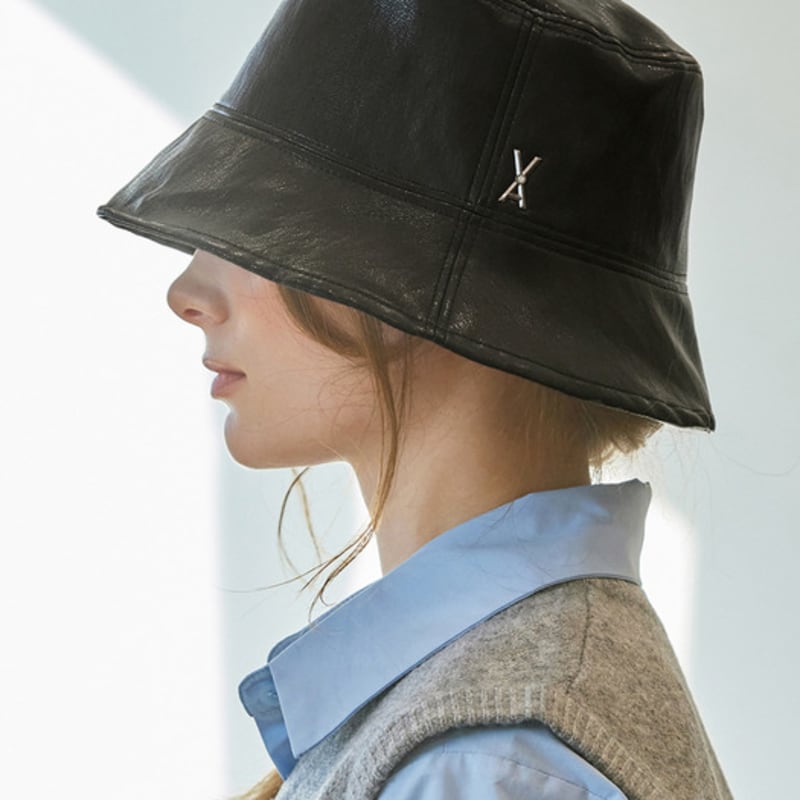 

VARZAR VA Кубическая шляпа-ведро из веганской кожи с шипами в черном цвете FREE