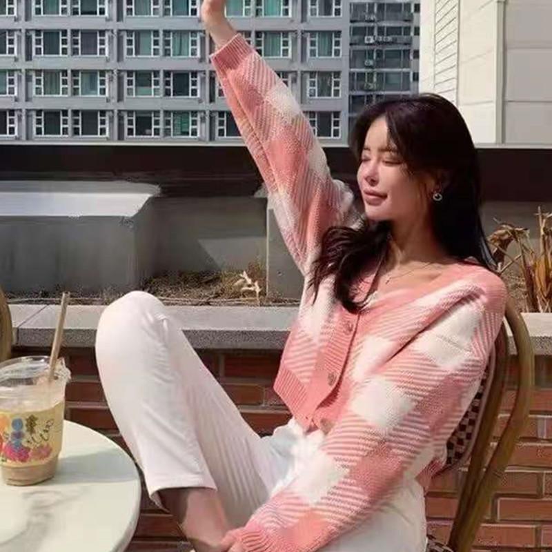 Contrasting color short plaid sweater jacket women's autumn and winter 1011 new Korean style chic temperament knitted cardigan top