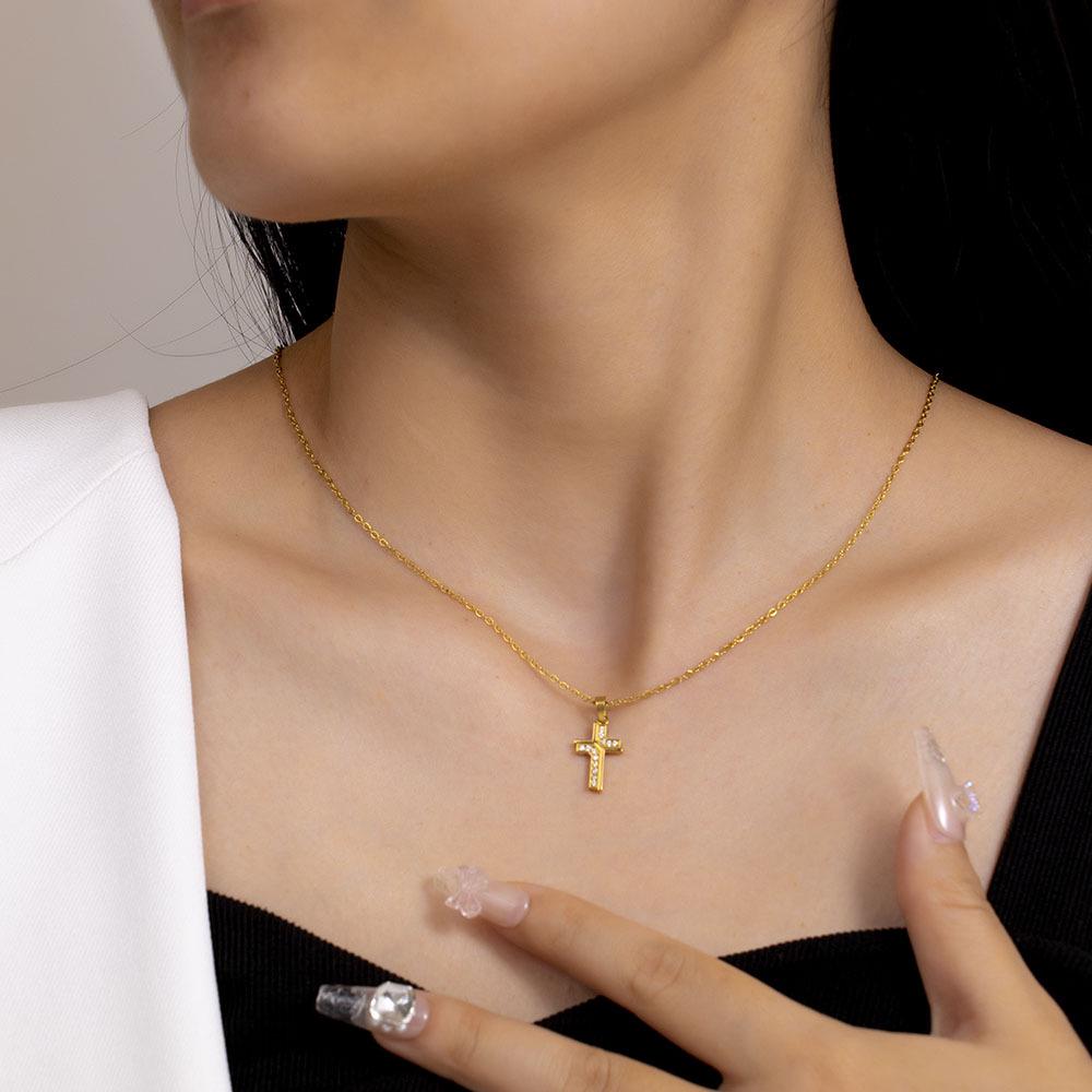 European & American Cross Pendant Necklace: Luxury, Versatile, and Fashionable Design