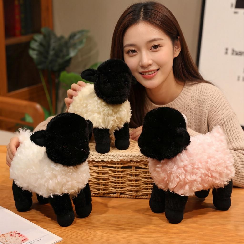 Bambola di Peluche Agnello Pecora Faccia Nera Tre Colori Giocattolo di Peluche Riempito in Piedi Rosa Bianco Crema Animale della Prateria Peluche Carino Regalo