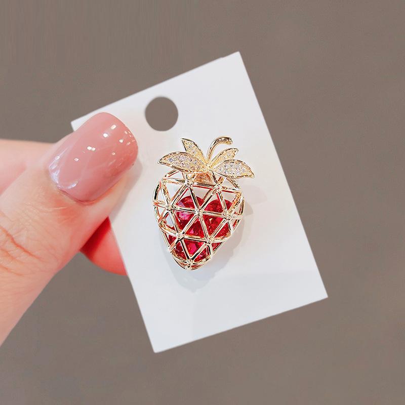 Anti-exposure Brooch High-end Sweet Strawberry Brooch for Women Gift Pin High-end Suit Accessory Small Trinket
