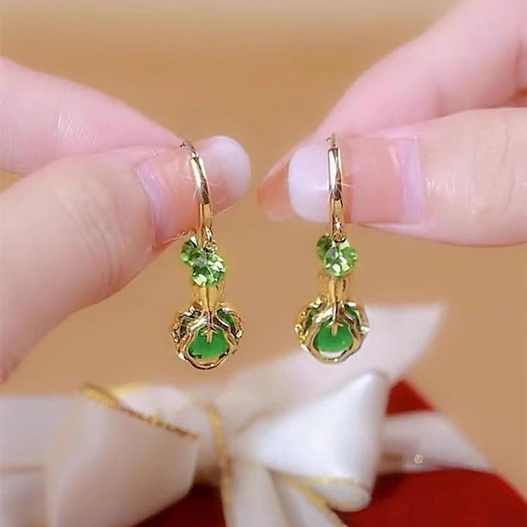 Elegant French Court-Style Green Zirconia Ear Cuff: Luxury & Versatile Fashion Accessory