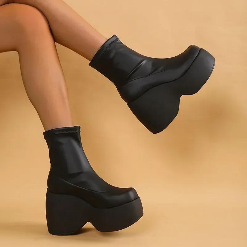 Punk-Stil dicksohlige schräge Ferse 40-43 Übergröße modische hochgeschnittene europäische und amerikanische modische Damenstiefel