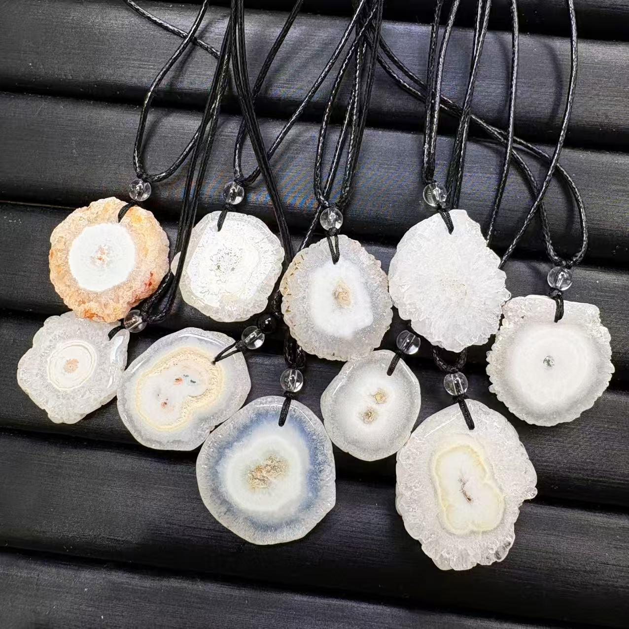 

White Agate Crystal Flower Slice Pendant - Irregular Geode Ornament белый