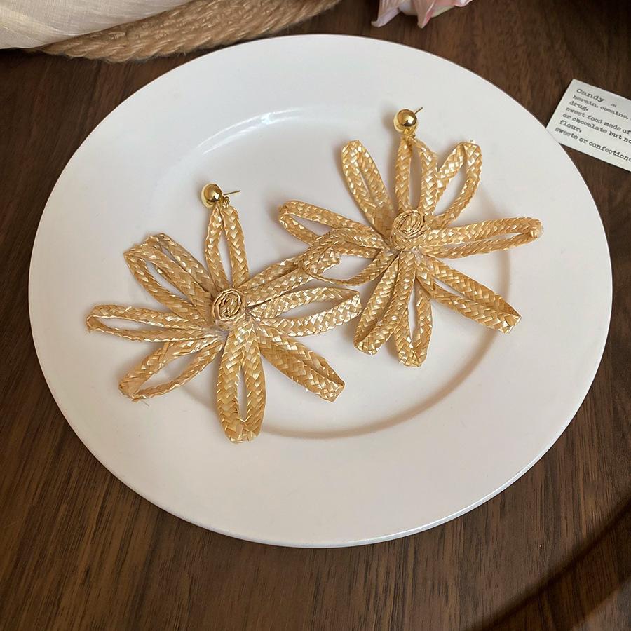 

Серьги из соломы простые модные универсальные серьги-гвоздики нишевый дизайн личность изысканные элегантные серьги