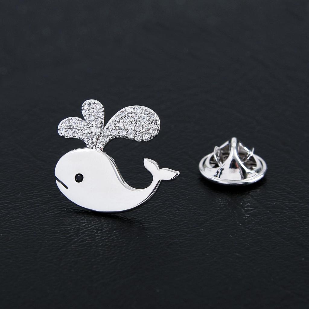 Elegant Gold-Plated Whale Brooch for Women with Zircon Inlay – High-Grade, Niche Lapel Pin with Anti-Exposure Button.