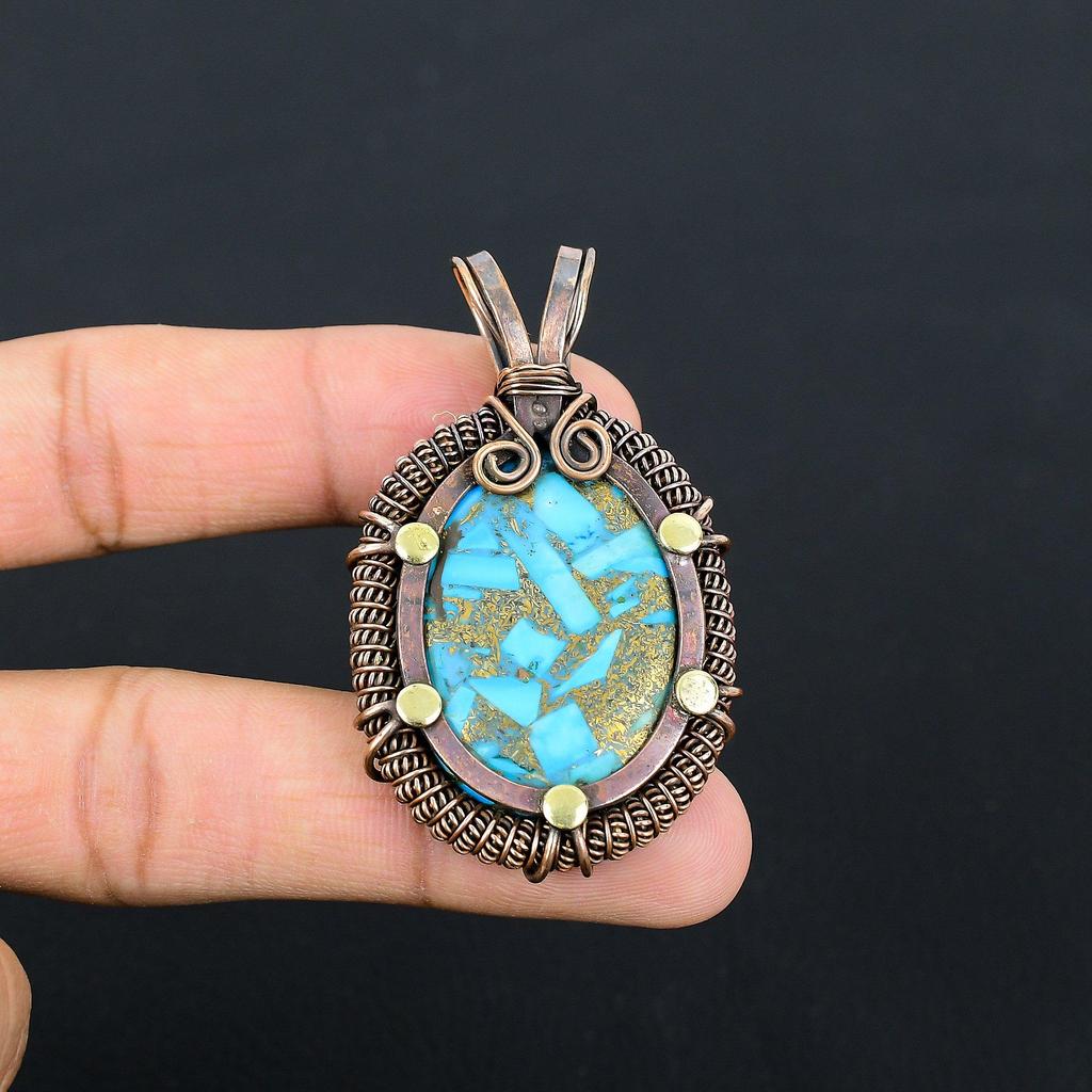 Pingente de fio de cobre puro envolto em pedra preciosa turquesa de cobre feito à mão