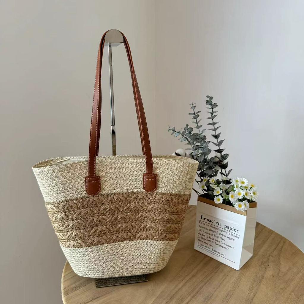 2025 summer new large-capacity retro literary and artistic fan woven shoulder portable women's bag fashionable striped straw bag