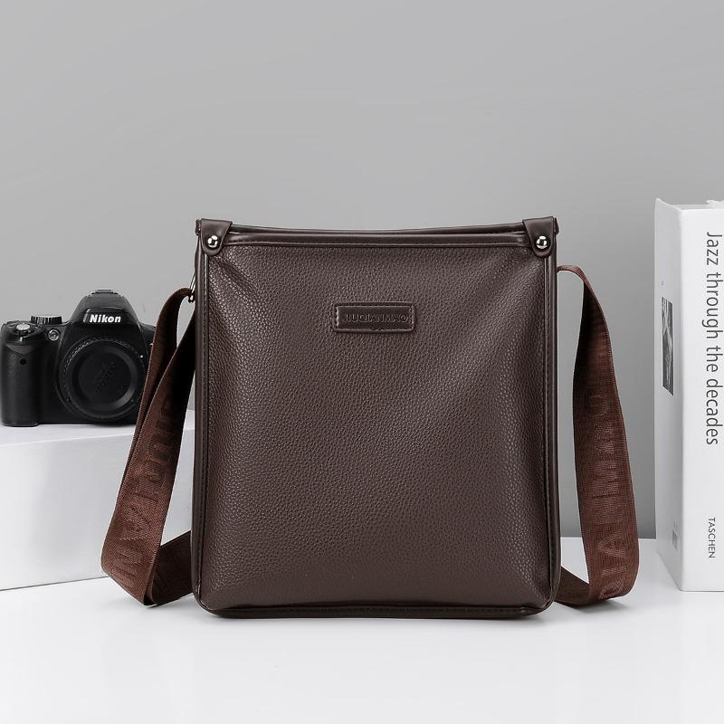

New shoulder bag, messenger bag, vertical lychee pattern men s large-capacity fashionable and simple men s bag темно-коричневого