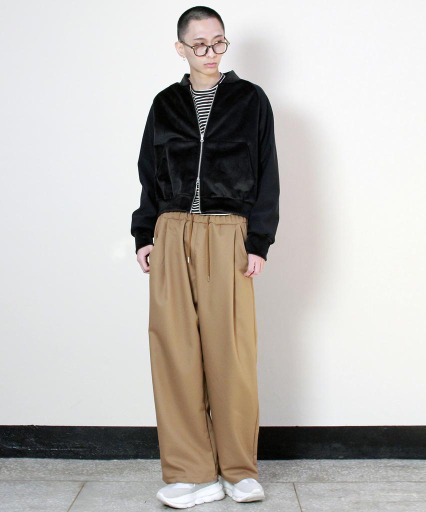 Deumakeu Wide-Fit One-Pleat Plain Pants Khaki Beige