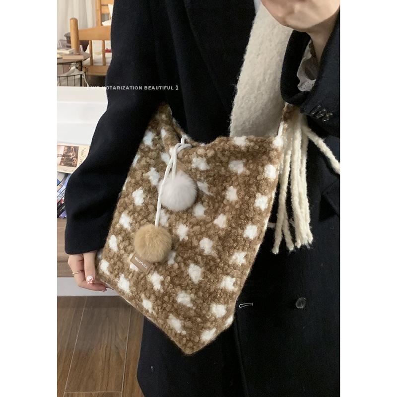 Winter New Lamb Plush Shoulder Bag 2025 New Retro Versatile Messenger Bag Niche Casual Bucket Bag