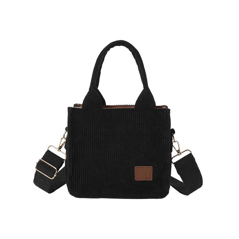 

2024 ранняя весна новая повседневная сумка-мессенджер в иностранном стиле однотонная модная маленькая квадратная сумка для переноски через плечо маленькая женская сумка чёрный