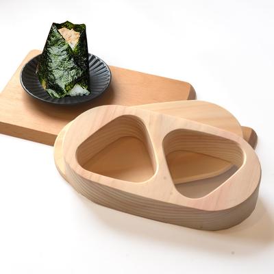 Reisbällchenform aus Holz, in Japan von erfahrenen Handwerkern gefertigt. Dreieckige Form, perfekt für Reisbällchen, Lunchboxen usw.. Aus Zypressenholz (hinoki). H.