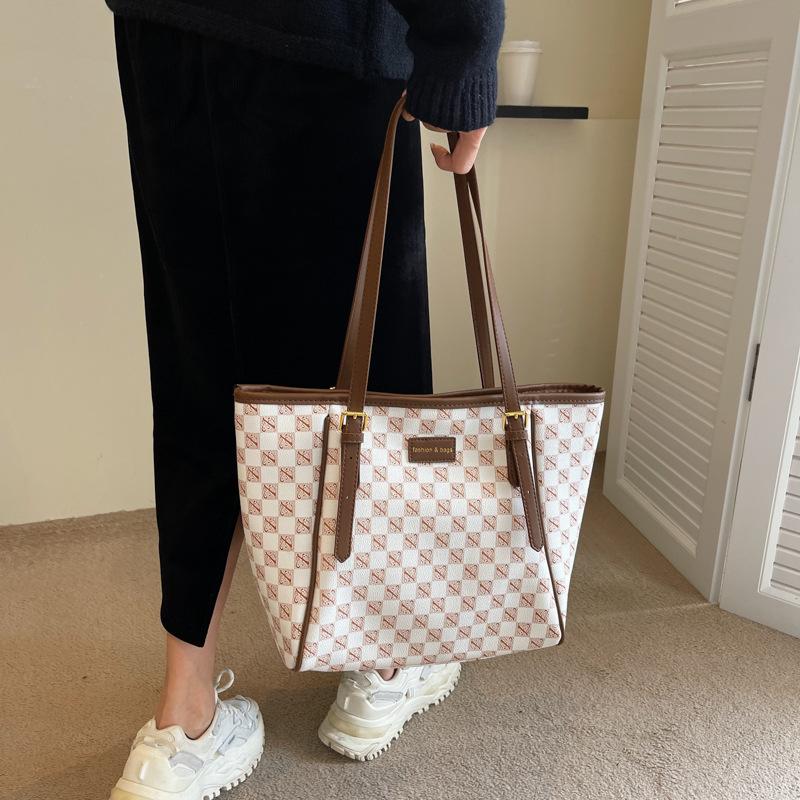 

2025 новая сумка-тоут большой вместимости, женская сумка с ретро-принтом, популярная универсальная корейская версия, повседневная большая на плечо через плечо