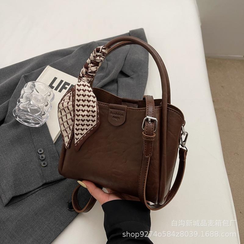 

Maillard retro portable vegetable basket bag women s autumn and winter 2025 new trendy fashion bucket bag versatile messenger bag темно-коричневого кольору