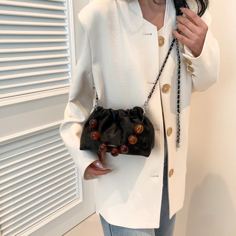 2025 Årets populära och fashionabla damers pärlsmå väskor vår nya mångsidiga enkel axel röda kuvert