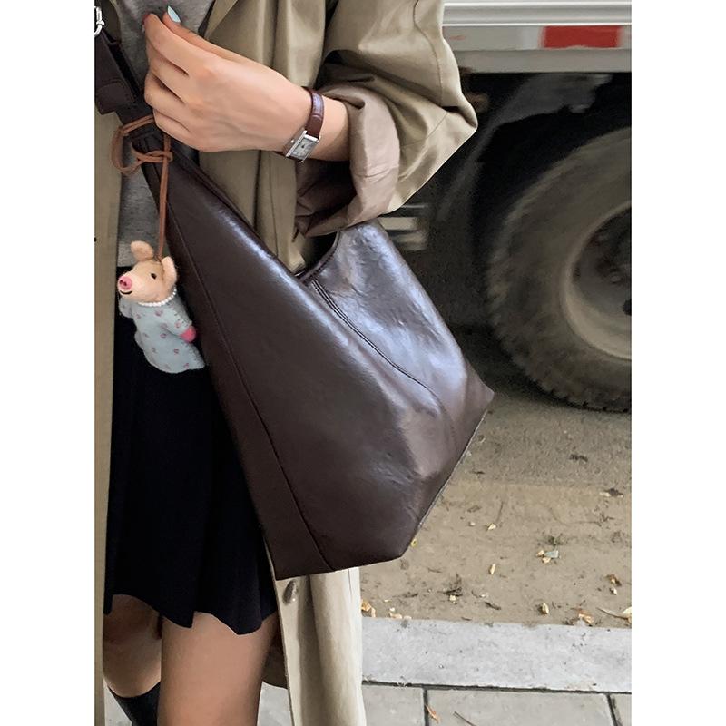 Retro high-end bucket bag women's 2025 new fashionable solid color simple shoulder armpit bag versatile commuter bag