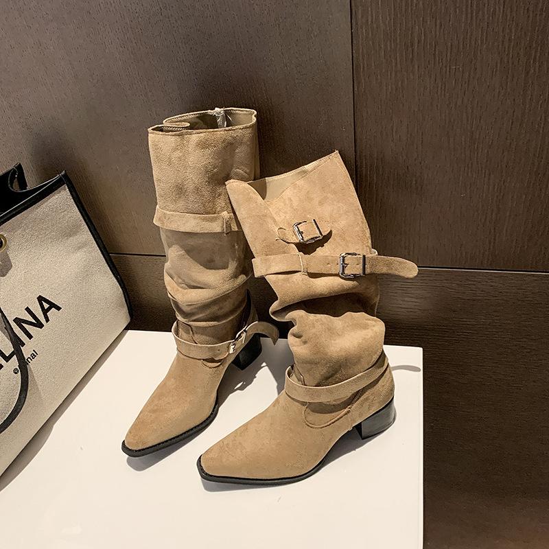 Lässiger Wind Gürtelschnalle Stiefel 2025 Herbst und Winter spitze Zehen dicker mittlerer Absatz Wildleder lockerer großer Schaftumfang dünne Stiefel Damen