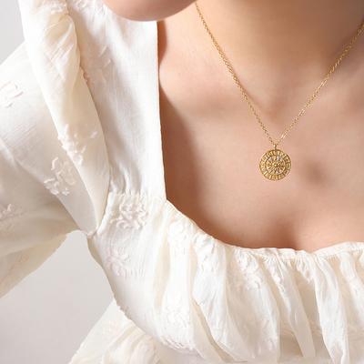 Collana con ciondolo rotondo stile vintage di marca intarsiato con zirconi, quadrante costellazione in rilievo, lancetta delle ore, acciaio al titanio placcato in oro 18 carati