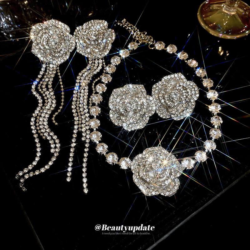 Minimalistisches Silbernadel Diamantbesetztes Blume Quasten Schmuckset - Halskette & Ohrringe